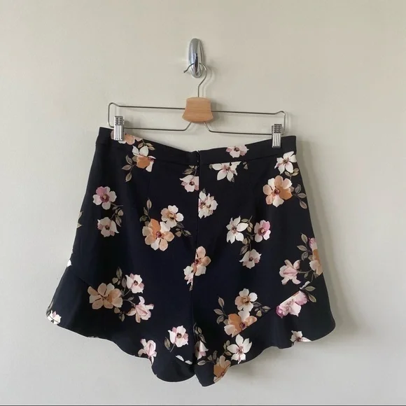 DYNAMITE-HIGH Rise Ruffle Hem Floral Shorts (Size:Large) - Picture 5 of 10